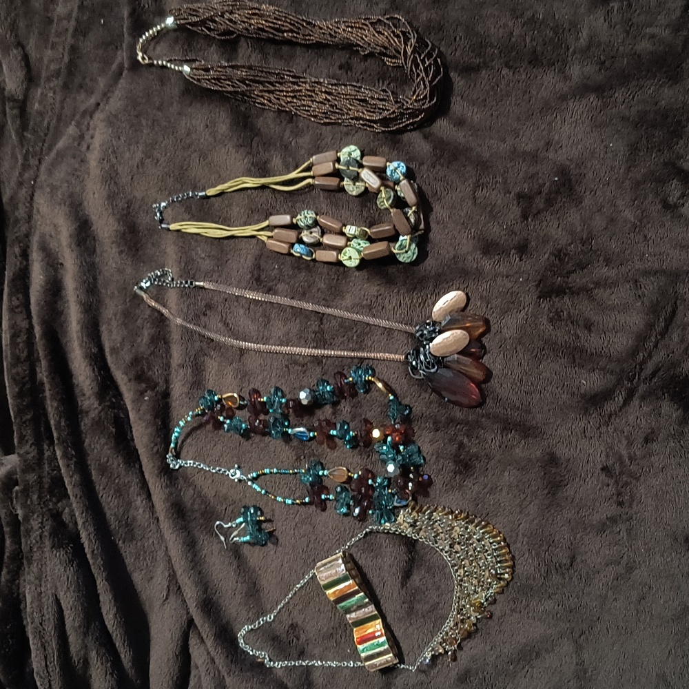 Bundle Of 5 Necklaces, 1 Bracelet And 1 Pair Of Earrings